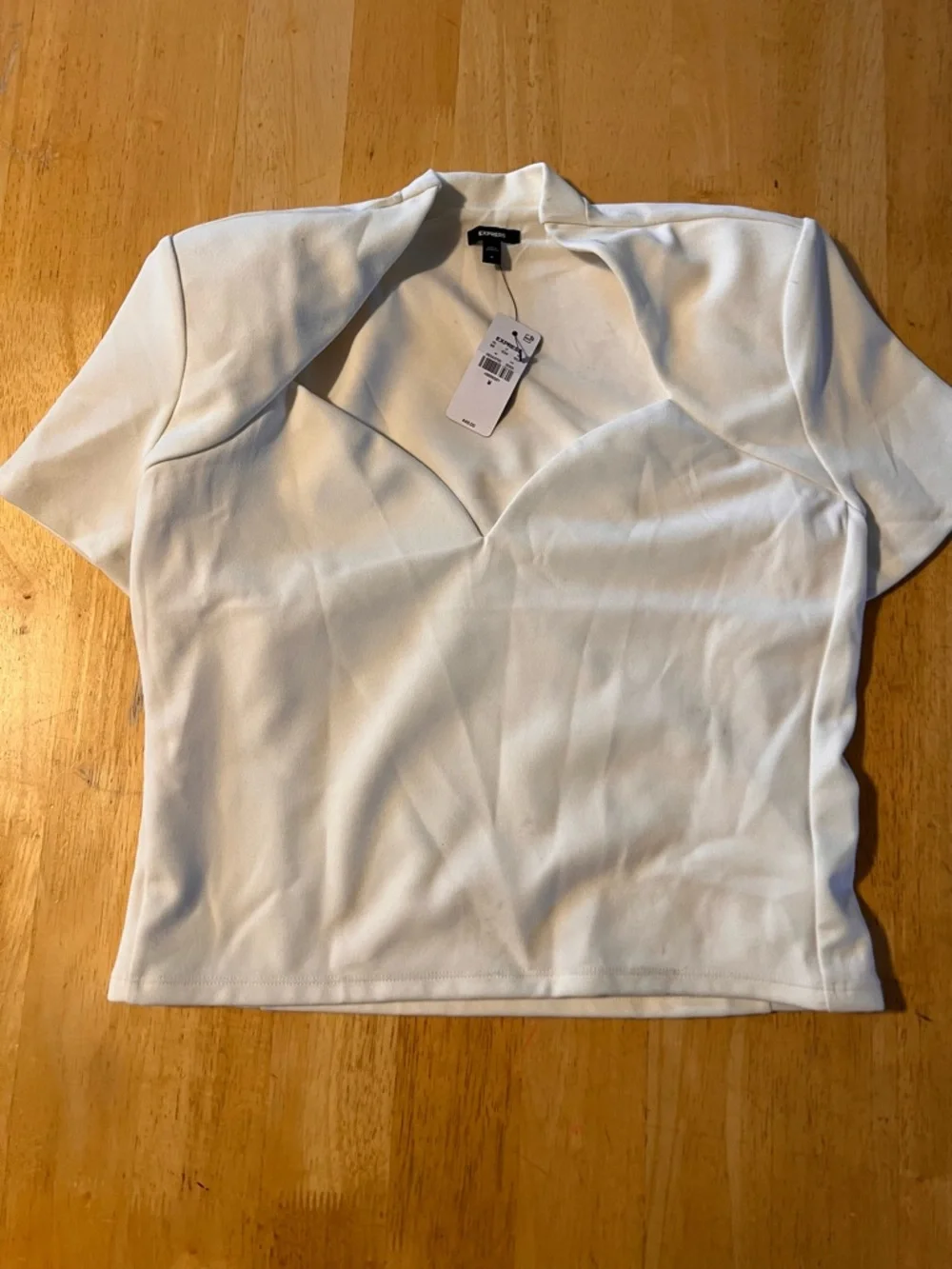 Express White Studio stretch Crepe Sweetheart V-Neck short sleeve Top - Picture 2 of 9